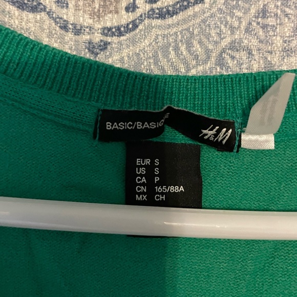 NWOT green H&M v-neck sweater with buttons on sleeves - Picture 2 of 3